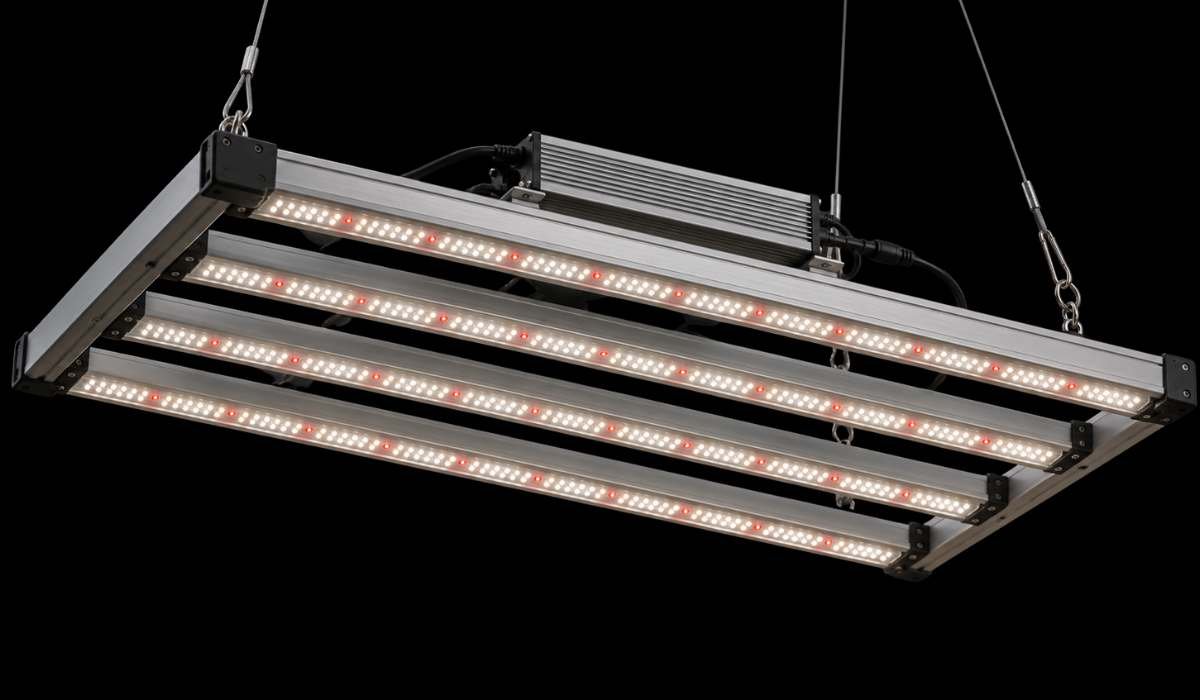 Dimmbare LED Grow Lampe mit vier Leisten und externem Treiber